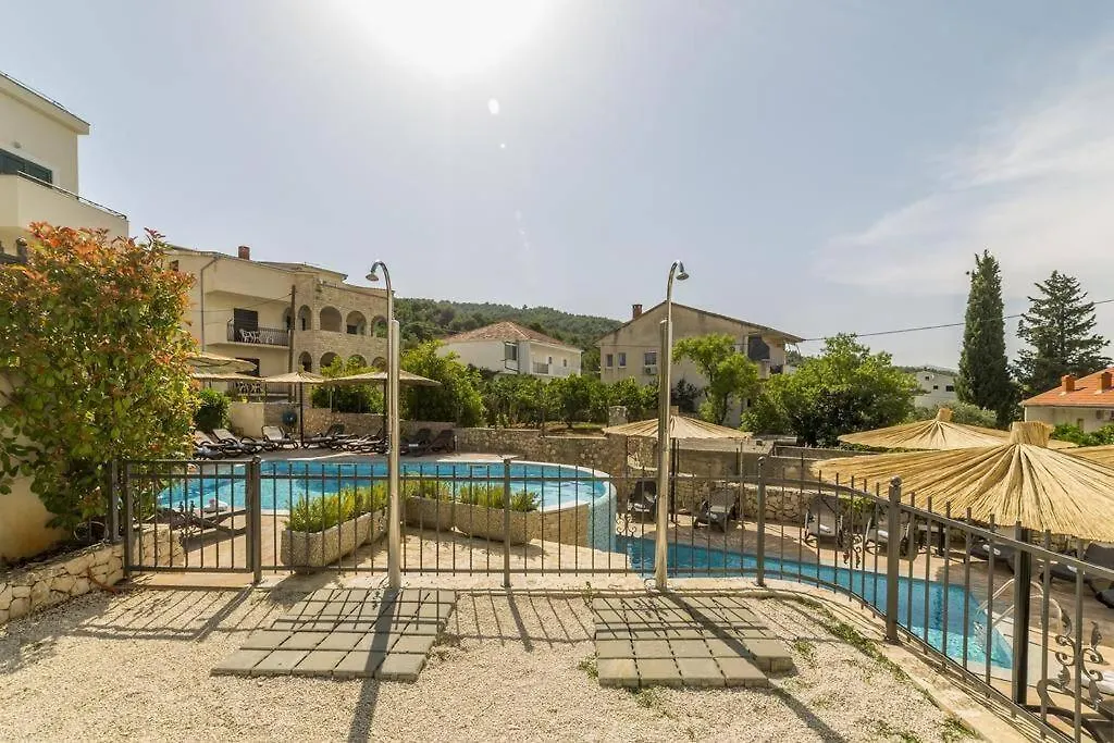 Seaesta Apartment Pool And Beach Slatine 0*,